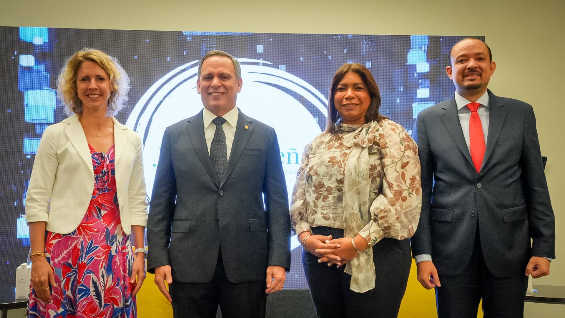 El magistrado Henry Molina durante su participación en Seminario Jurídico 2025 de la Cámara de Comercio e Industria Franco Dominicana (CCIFD), titulado “Derecho 4.0: la transformación de la práctica jurídica a través de la tecnología”, en donde dictó la conferencia magistral “La justicia digital: avances y desafíos del Poder Judicial de República Dominicana”.